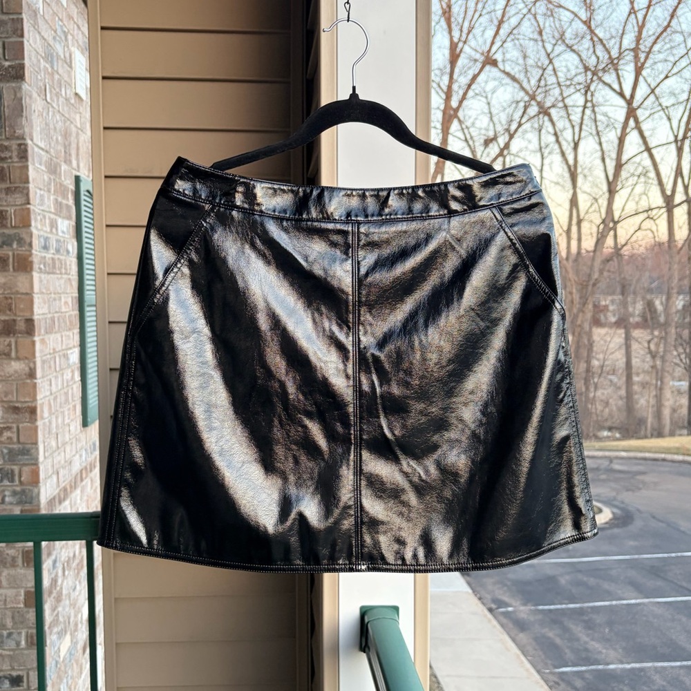 🆕 Theory Black Patent Texture Mini Skirt Size 10 Glossy Leather Designer Mini - Picture 3 of 12